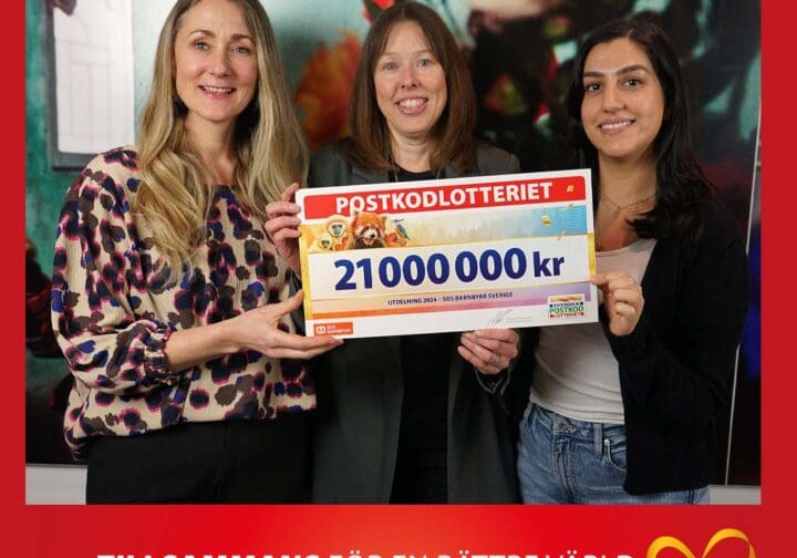 Check från Postkodlotteriet 21 miljoner kronor.