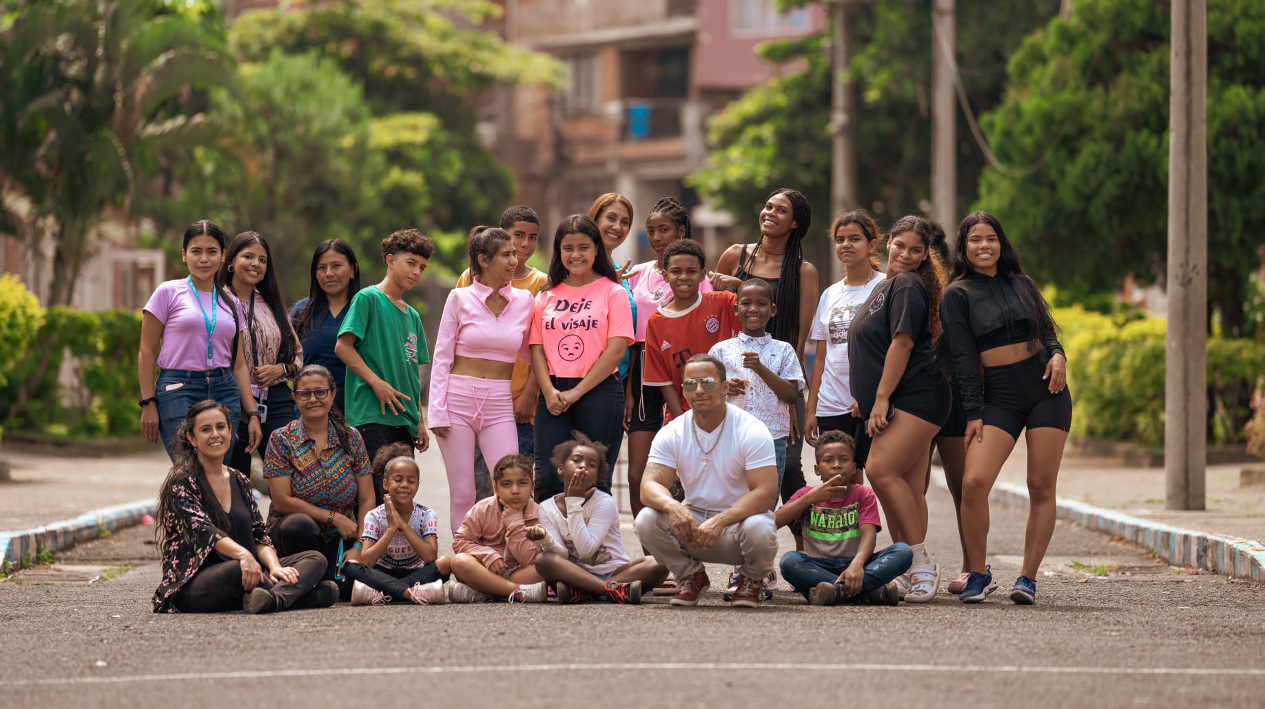 Många barn står samlade på en väg