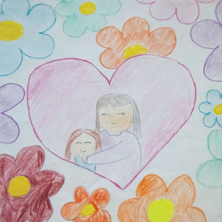 Barnteckning, en kvinna som kramar ett barn.