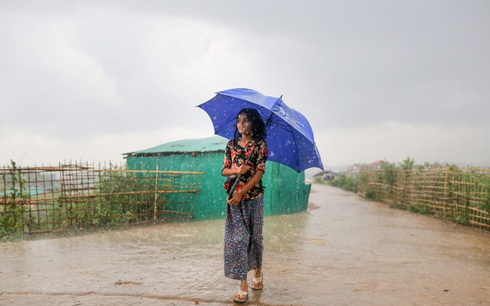 Flicka med ett paraply.