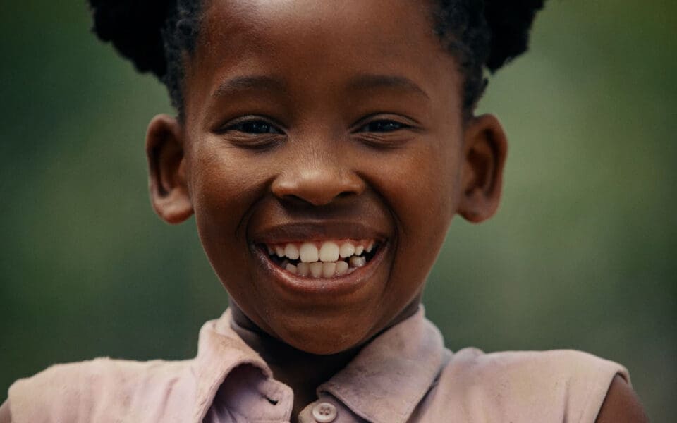 Flicka som skrattar.