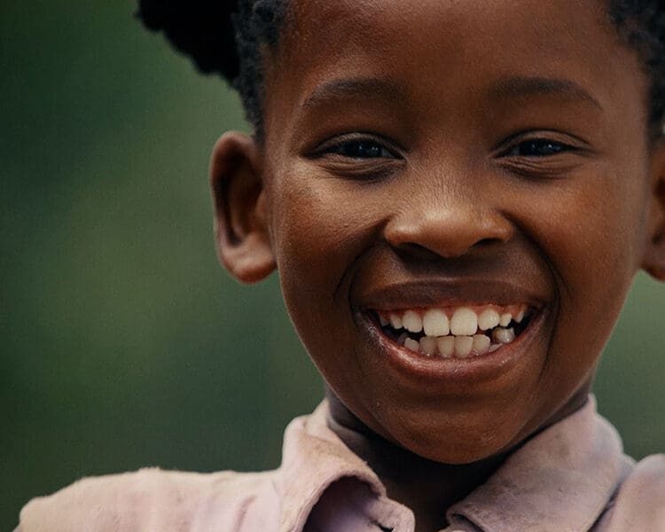 Flicka som skrattar.