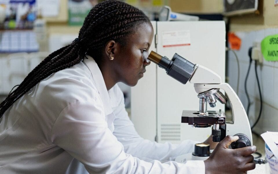 Kvinna i sjukvårdsmiljö.