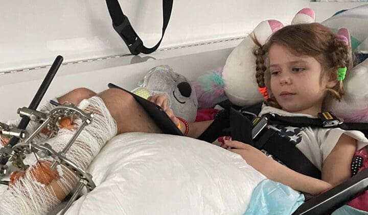 Barn i sjukhussäng.