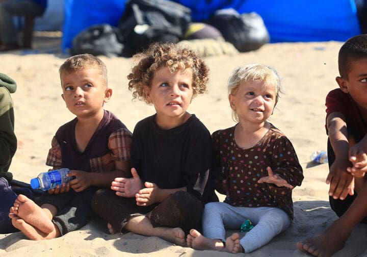 Barn i tältläger i Gaza.
