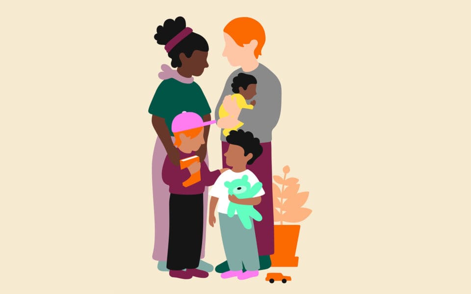 En familj med mamma, pappa och tre barn.