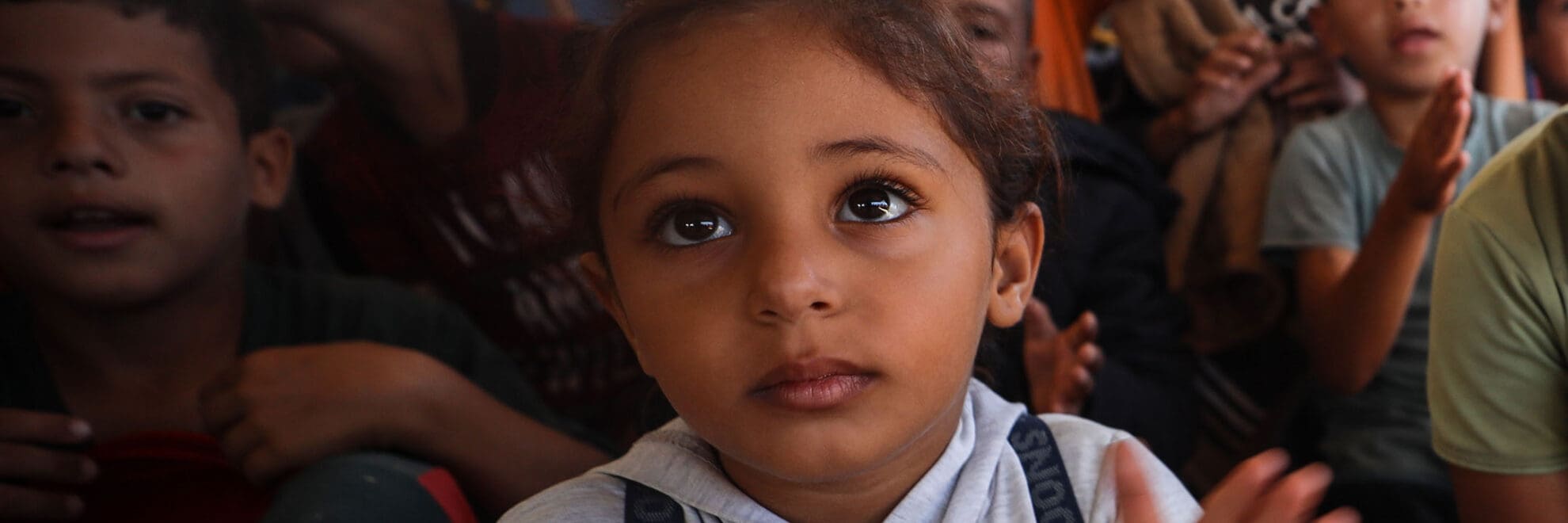 Flicka i tältläger i Gaza.