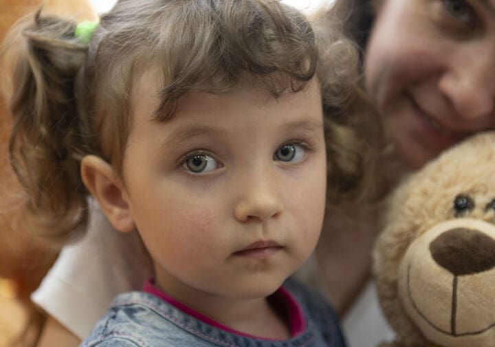 Flicka, kvinna och en nalle.